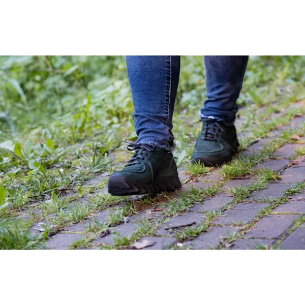 Buty na płaskostopie damskie wiązane PANACEUM butelkowa zieleń na spacerze po trawie