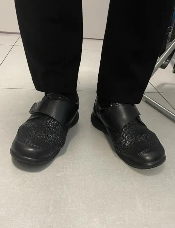 obuwie na haluksy rozciagliwy material